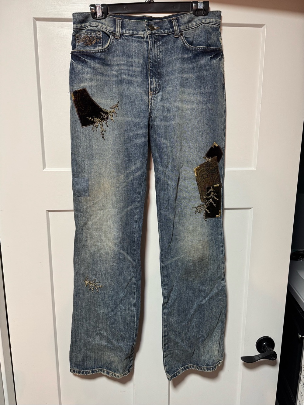 Women’s Straight Fit Blue Washed Jeans with Patch Embellishments